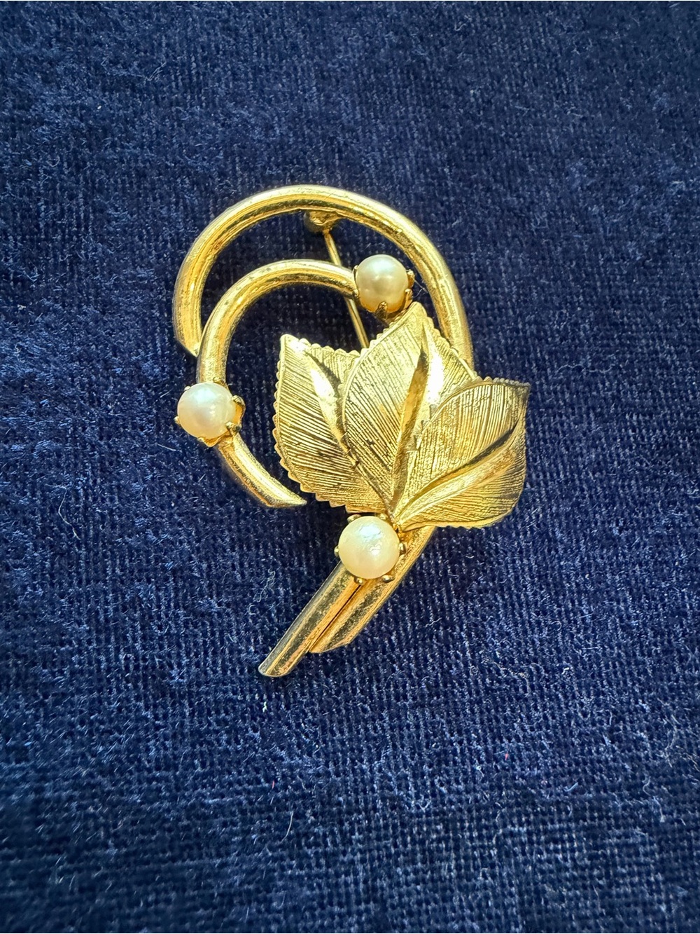 Vintage Pearl Gold Tone Leaf Circle Brooch